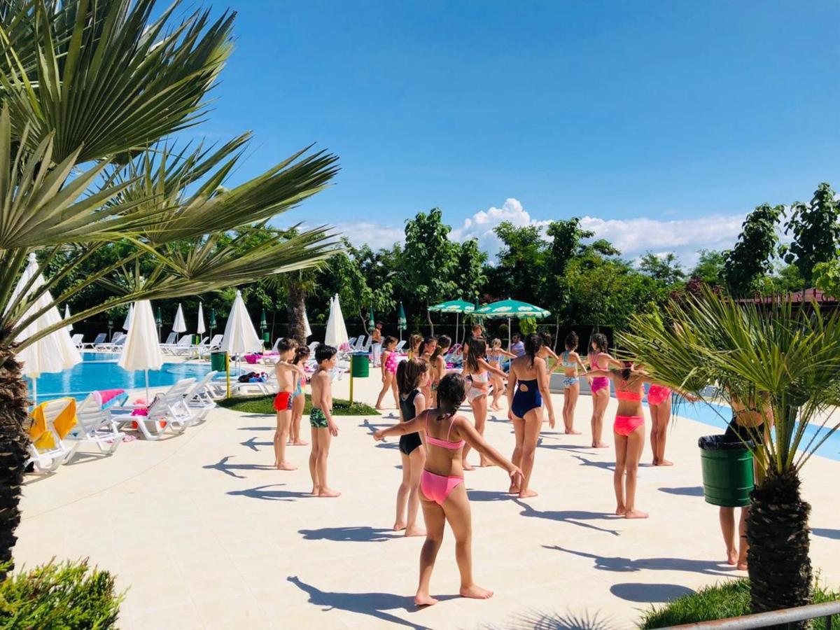 Gardenland Resort Bushat ภายนอก รูปภาพ