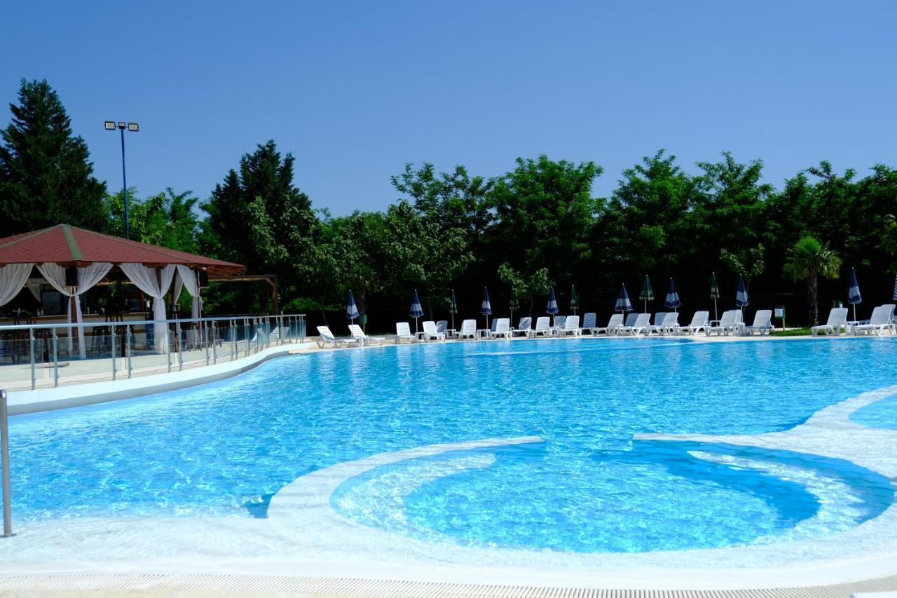 Gardenland Resort Bushat ภายนอก รูปภาพ