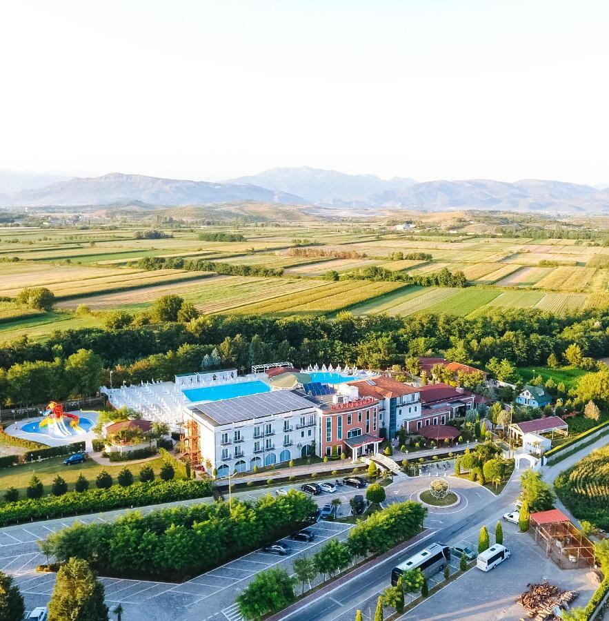 Gardenland Resort Bushat ภายนอก รูปภาพ